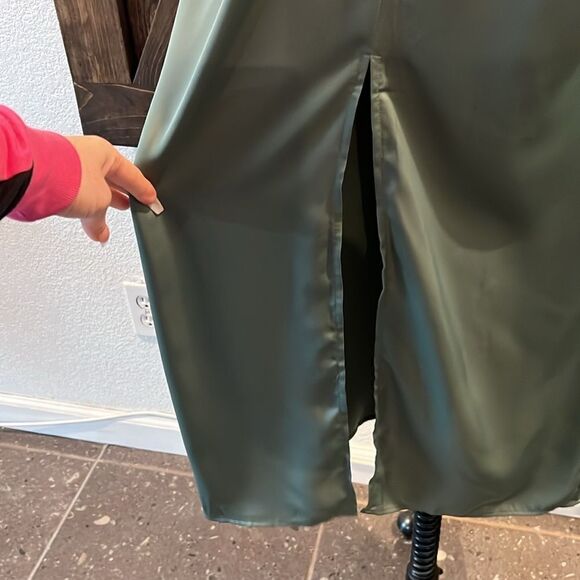 PRETTYGARDEN Satin Ruched Bodycon
Dress Twist Front V Neck Sleeveless Split Maxi - Picture 6 of 15